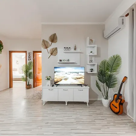 Апартаменты Seaside Escape 3 Bedrooms With Grand Terrace Дуррес