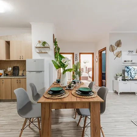 Seaside Escape 3 Bedrooms With Grand Terrace Апартаменты *